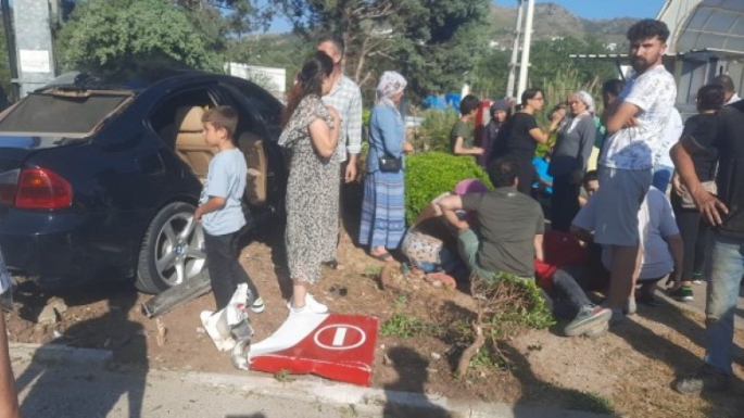 Bodrum'da otomobil refüje çarptı 3 yaralı