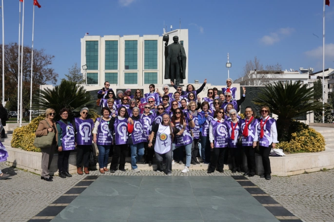 Kadınlar Efes Selçuk sokaklarında zincir oluşturdu