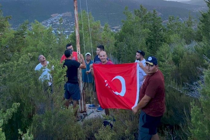 Kuruyan göletlere traktörlerle su takviyesi