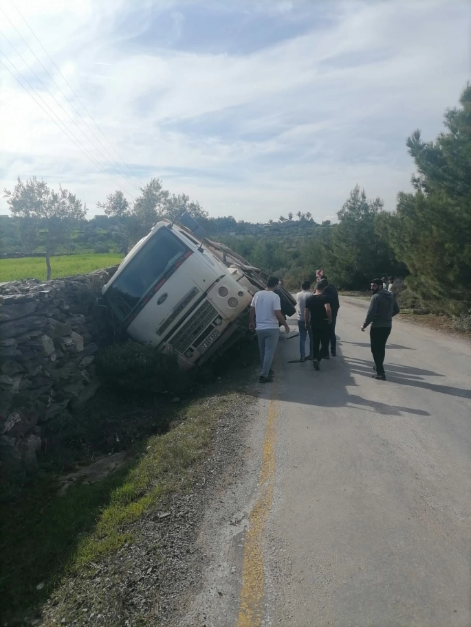  Milas'ta Hafriyat Kamyonu Kaza Yaptı