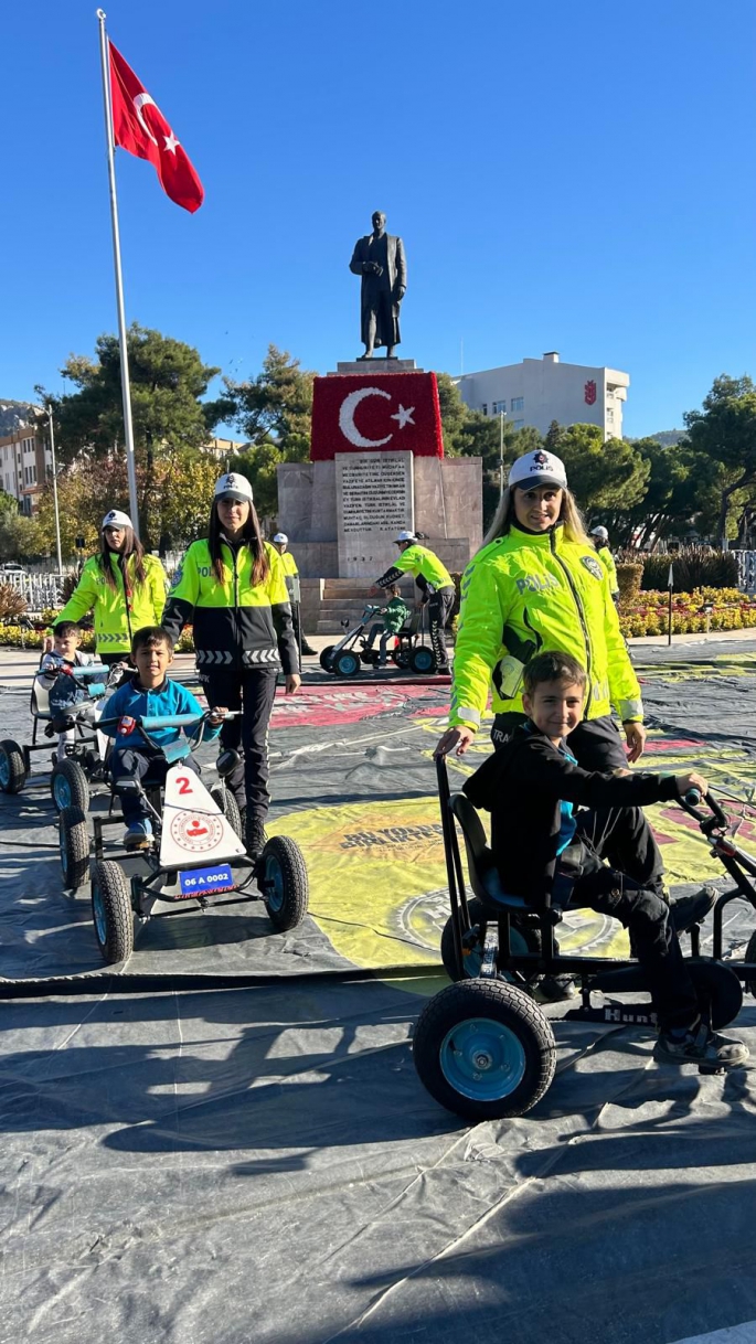 Mobil Trafik Eğitim Tırı  Öğrencilerle Buluşuyor