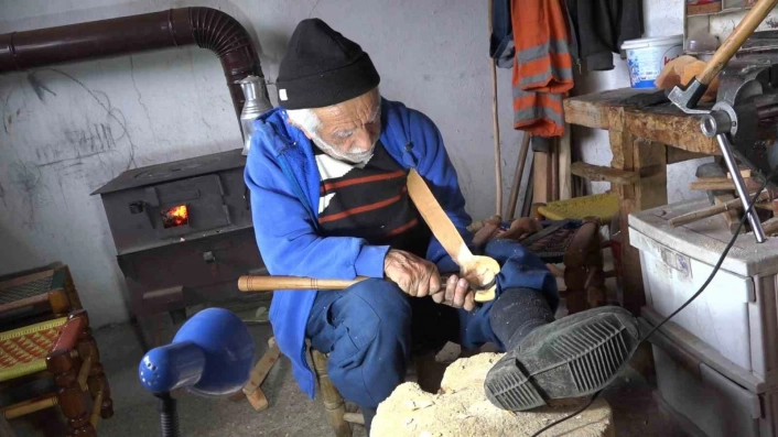 91 yaşındaki kaşık ustası unutulmaya yüz tutmuş mesleğini sürdürüyor