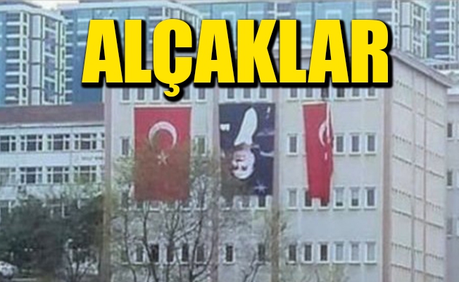 Atatürk posterini baş aşağı astılar 