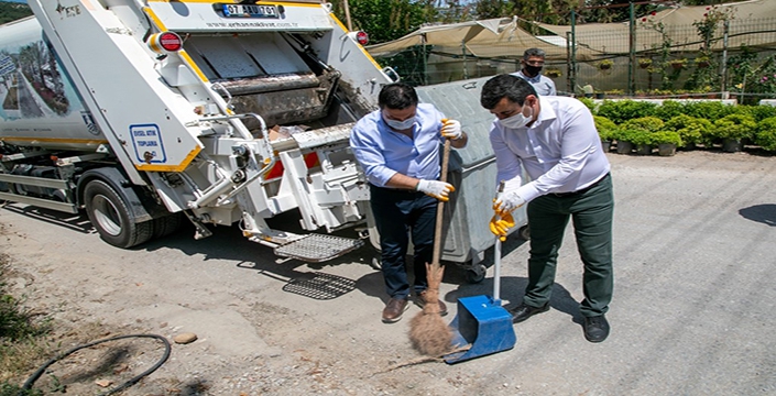 Belediye Başkanı işçilerle birlikte çöp konteyneri boşalttı 