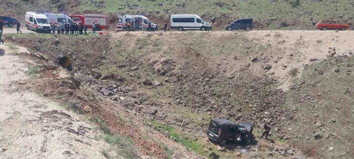 Elazığda hafif ticari araç şarampole yuvarlandı: 5 yaralı
