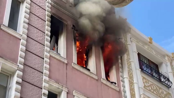 Fatihte apartta çıkan yangında 2 kişi kurtarıldı
