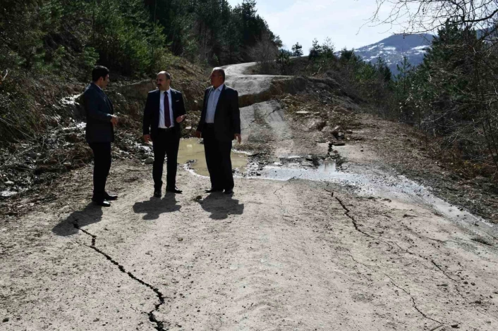 Kastamonuda heyelan sebebiyle yol, 4 metre kaydı
