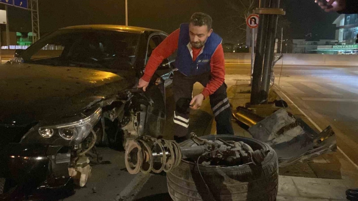 Kocaelide aydınlatma direğine çarpan otomobilin tekerleği koptu: 3 yaralı
