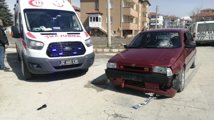 Otomobille çarpışan elektrikli bisikletin 13 yaşındaki sürücüsü ve arkadaşı yaralandı